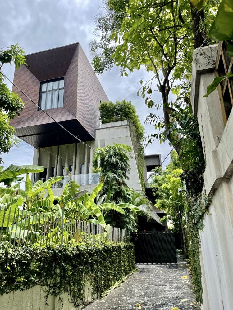 ขายบ้านสุขุมวิท อโศก ทองหล่อ : House for Sale in Ekkamai 12: 5bed 6bath 100sqwah 125,000,000 Am: 0656199198