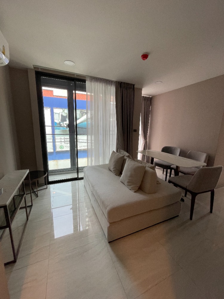 For SaleCondoSukhumvit, Asoke, Thonglor : Condo for sale, Townhouse Asoke, 4th floor, usable area 40.52 sq m, 2 bedrooms (1 bedroom Plus), 2 bathrooms, low rise condo, Japanese style, in Soi Sukhumvit 23, away from BTS Asoke & MRT Sukhumvit 600 meters, quiet atmosphere. Surrounded by gree