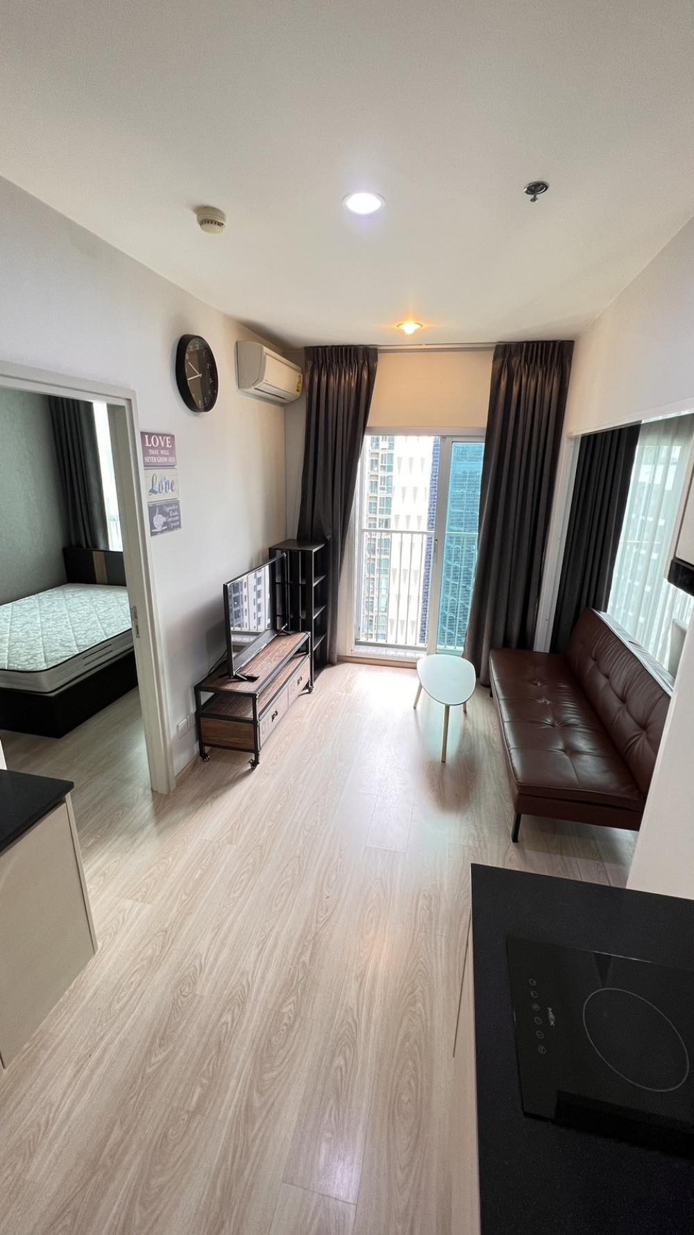 For RentCondoRatchadapisek, Huaikwang, Suttisan : Room 30,000, condition 3 hundred thousand. Noble Revolve Ratchada 📌 2bed 2bath 54sq.m. Only 200 to MRT Cultural Center You can drag your bag in.