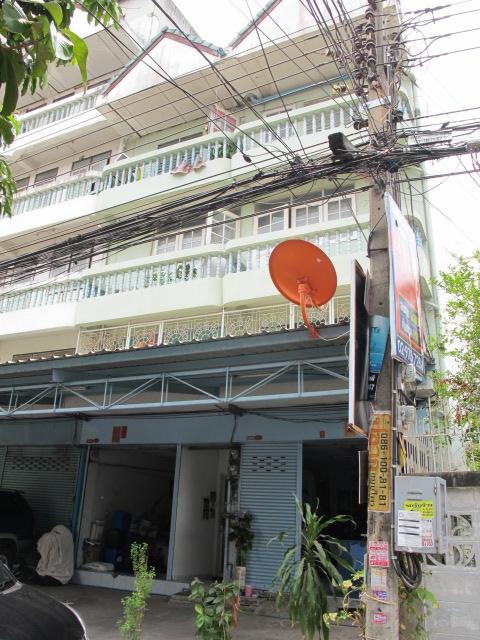 For SaleShop HouseKasetsart, Ratchayothin : 2 Shophouse building for sale on Pahonyotin rd. area 50 sqw.