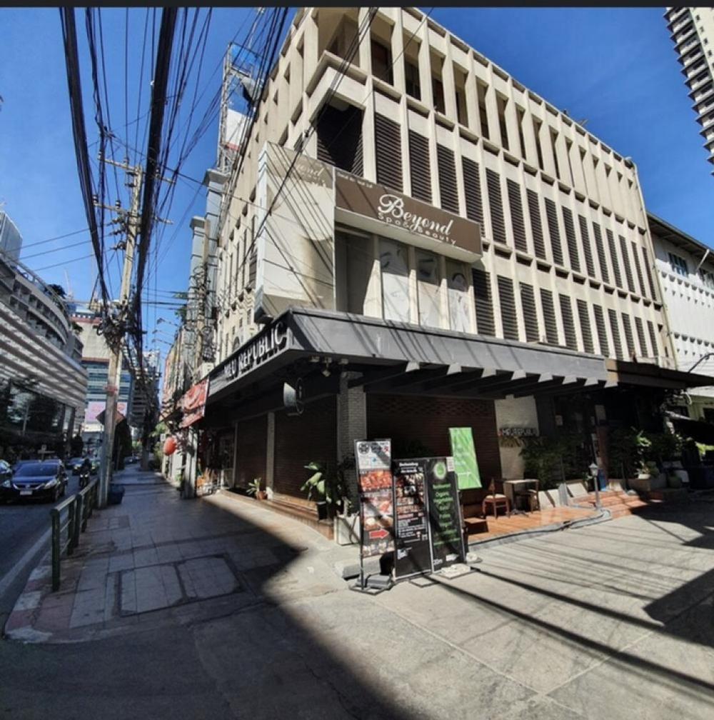 For RentShophouseSukhumvit, Asoke, Thonglor : Commercial building ground floor for rent Prime location in the heart of Asoke Montri Road.