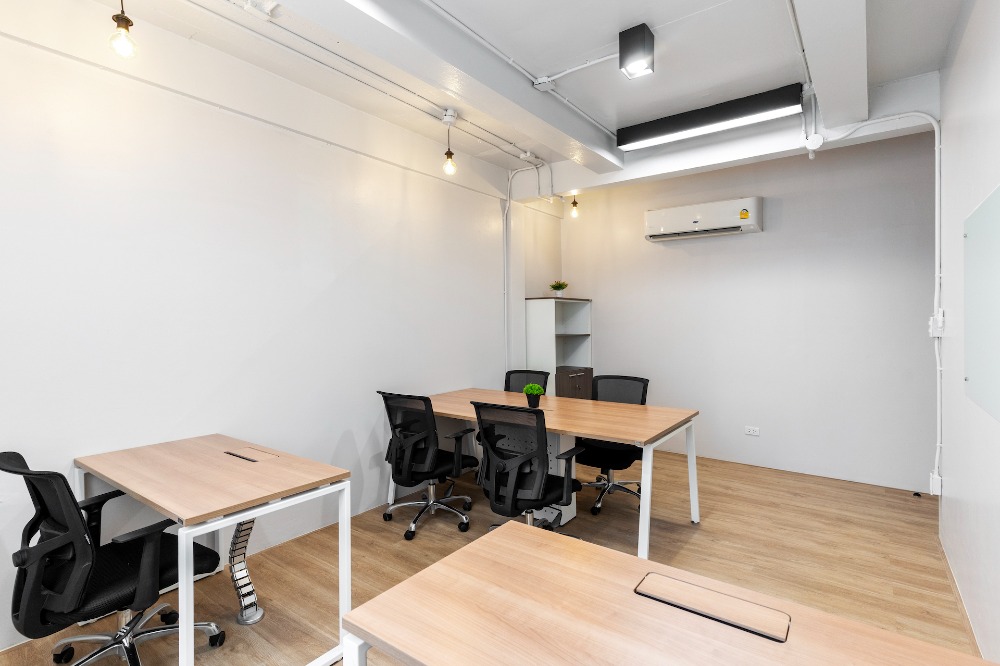 For RentOfficePattanakan, Srinakarin : Office for rent (Fully furnished, Near the train station, Free parking, Free service**)