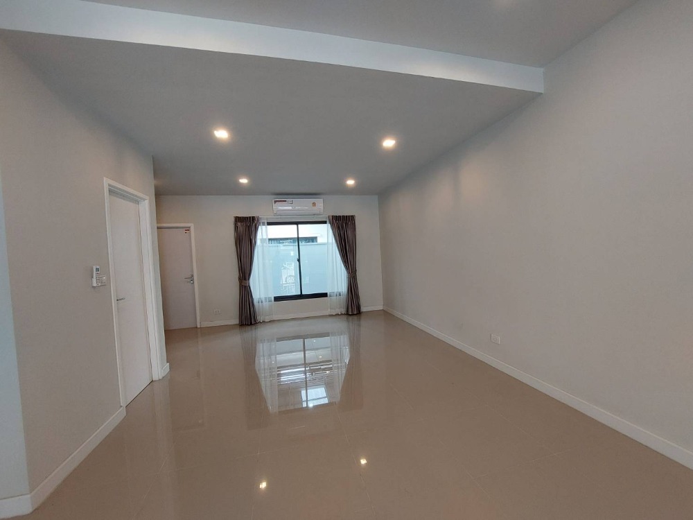 For RentTownhomeSamut Prakan,Samrong : Townhome PLEX Bangna PLEX BANGNA, next to Bangna Road, beautiful, the owner has never lived. Suitable for living and doing office