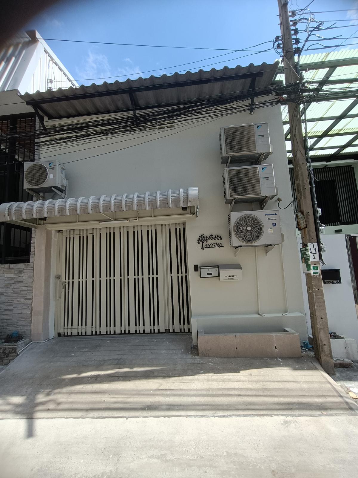 For RentTownhouseSathorn, Narathiwat : 🌈The house is on Charoen Rat Road. 2-storey townhouse, complete with electrical appliances, ready to move in, located in the city center, near Terminal Rama 3🌈 For rent for living