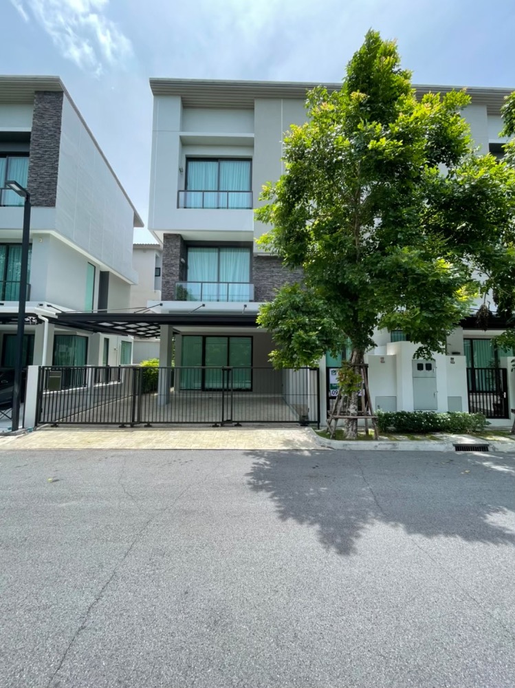 For RentHouseYothinpattana,CDC : Luxury 3-storey twin house for rent, Baan Klang Muang Classe, Ekkamai-Ramintra. Near The Walk Kaset Nawamin, only 2.3 km from the entrance to the Chalong Rat Expressway.