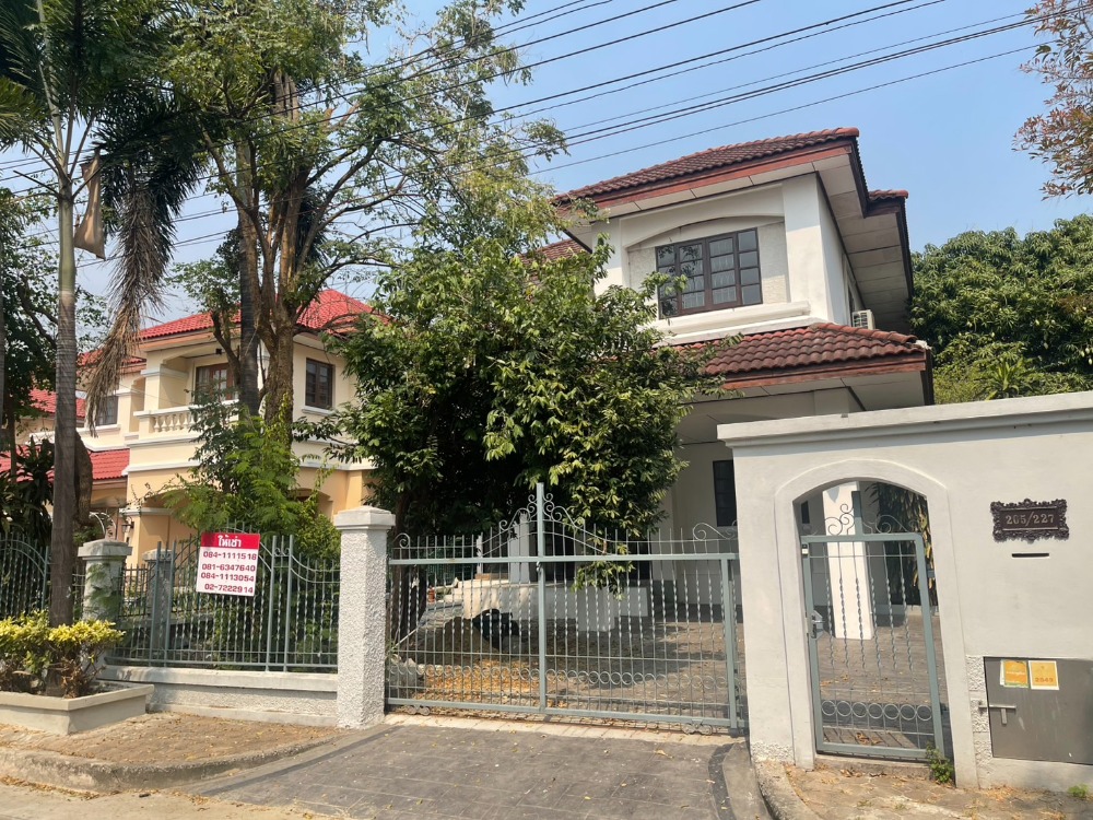 For RentHouseSamut Prakan,Samrong : Big house, Manthana Village Srinakarin 95 square wa .lots of parking