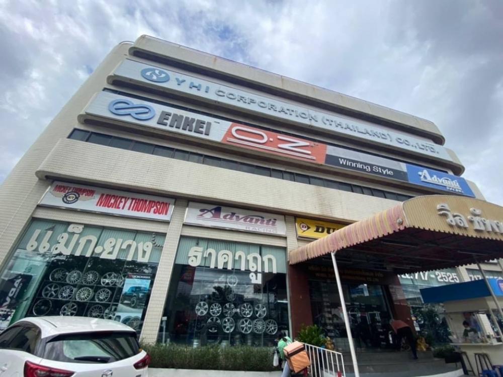 For RentShowroomRama9, Petchburi, RCA : Car showroom, next to Rama 9 Road, 20 parking spaces