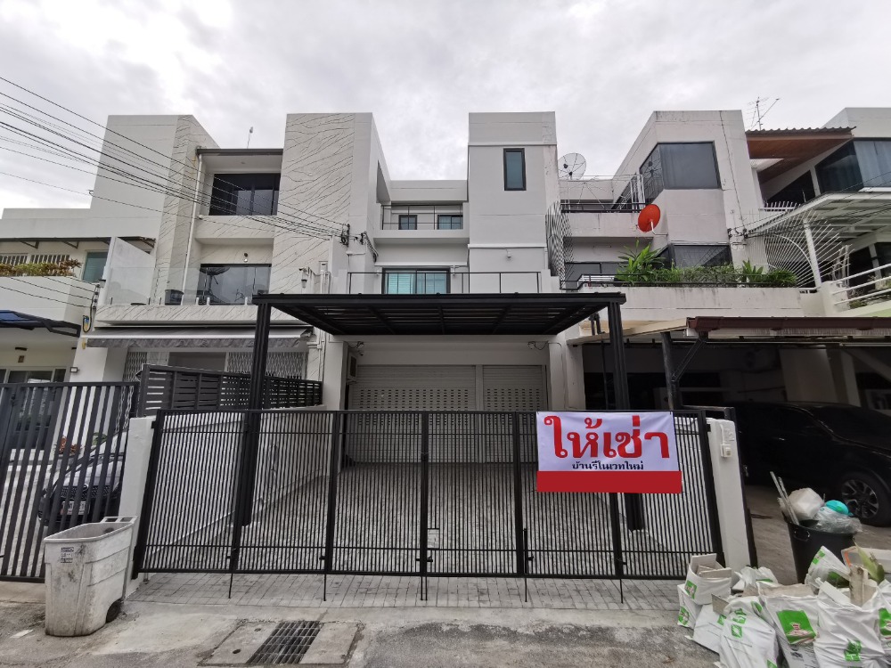 For RentHouseOnnut, Udomsuk : New reno house for rent, 3 floors, ready to live, 330 sq m, 40 sq m. Big house, near the main road, from the mouth of Soi On Nut 12, only 500 m.