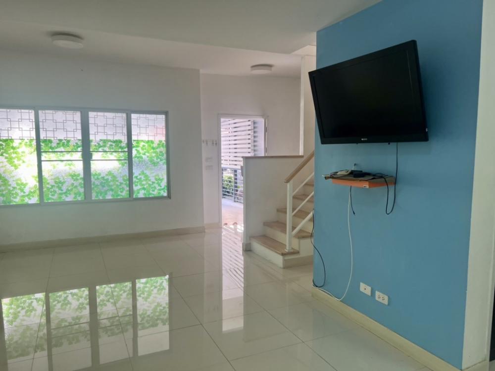 For RentTownhouseChaengwatana, Muangthong : The Connect 1 in Muang Thong Thani, parking for 2 cars, the house is ready to move in.