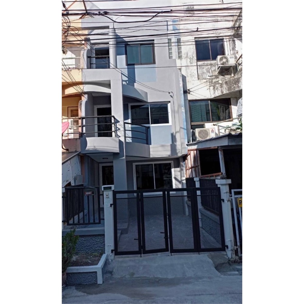 For SaleTownhouseNawamin, Ramindra : Selling below appraisal, 3-storey townhouse, 17 square wa., Thanyakarn Village, Ramintra 14 Road, Lat Phrao District. The house has 3 bedrooms, 3 bathrooms.