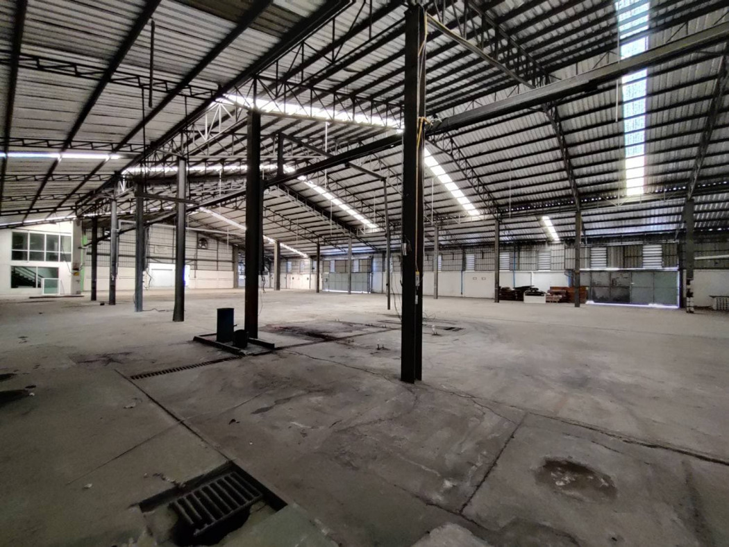 For SaleFactoryNonthaburi, Bang Yai, Bangbuathong : Urgent sale! Warehouse with office in Pak Kret area (near shopping center, expressway, government center) 2-0-24 rai, building floor area 3,676 square meters, great value, profitable purchase.