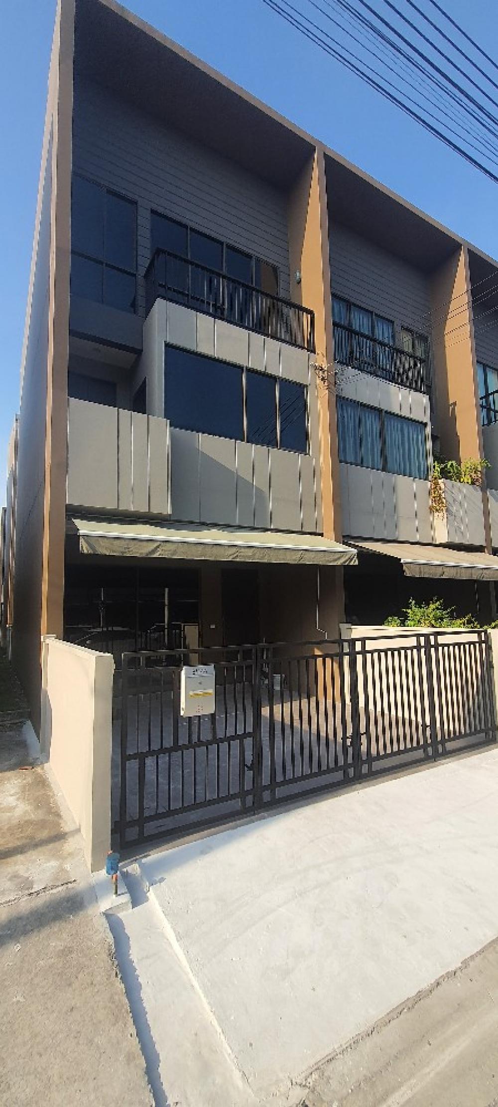 For SaleTownhouseSeri Thai, Ramkhamhaeng Nida : House for sale in Klang Muang - Seri Thai, behind the corner, cheaper than the project