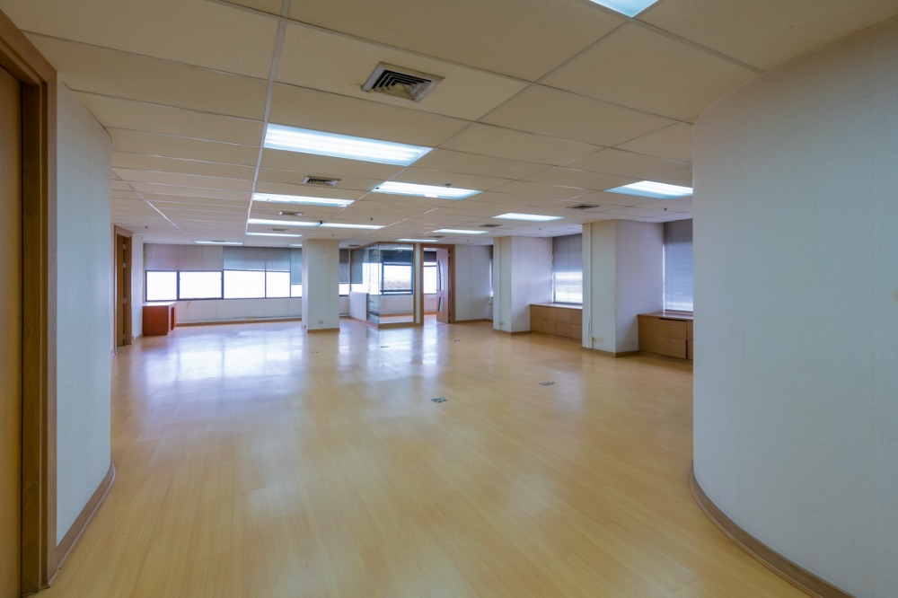 For RentOfficeWongwianyai, Charoennakor : ⛳️ FREE office procurement service near BTS Krung Thon Buri, starting at 150-500 sq m. Beautiful room, partitioned, good view