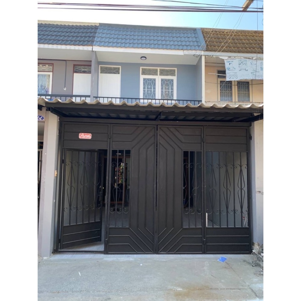 For SaleTownhouseNawamin, Ramindra : Selling below appraisal, 2 storey village, Rungnapha Hathairat Road 9, area 15 sq w, Min Buri District, the house has 2 bedrooms, 2 bathrooms.