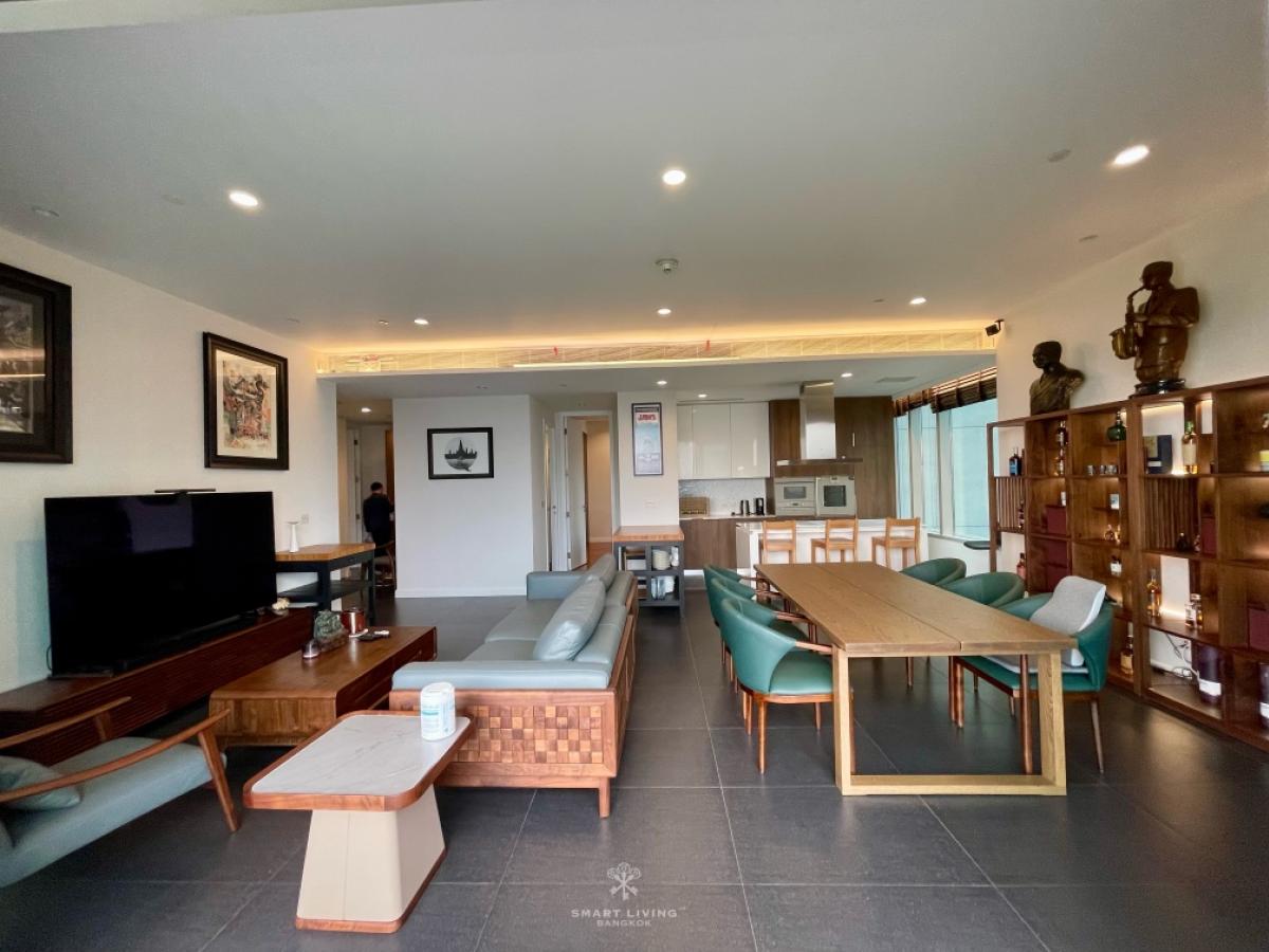 For SaleCondoWitthayu, Chidlom, Langsuan, Ploenchit : An exceptional 3-beds corner unit, 188 sqm offers expansive balconies overlooking Lumpini Park and RBSC Sports Club, features 2 kitchens and a maid's room.