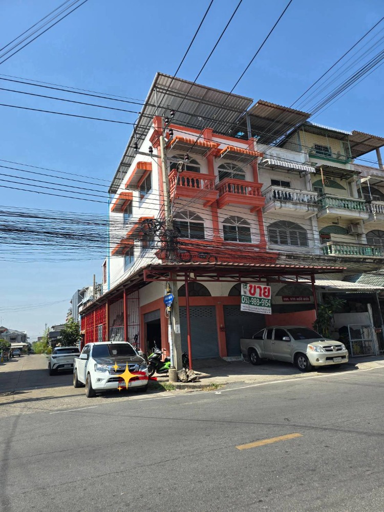 For SaleShop HouseNonthaburi, Bang Yai, Bangbuathong : Commercial building for sale, 2 adjacent units, 27 square wa. Located in Bang Yai City market, corner room.