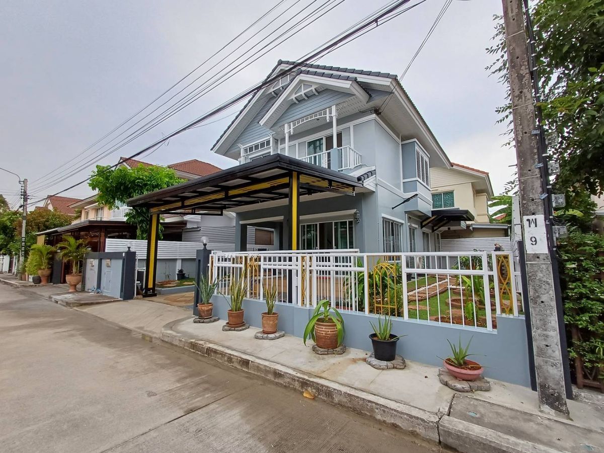 For RentHouseLadkrabang, Suwannaphum Airport : Single house for rent/sale in Perfect Place Village, Sukhumvit 77, near Suvarnabhumi Airport, next to Robinson Lat Krabang, near Paseo Lat Krabang, near shopping areas and communities.