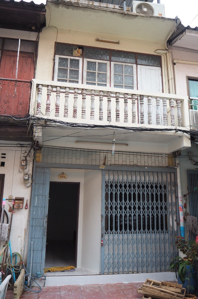 For SaleShophouseWongwianyai, Charoennakor : 3-storey commercial building, 115 sq m, width 3.5 m, depth 11 m, Somdet Chao Phraya Road, Khlong San