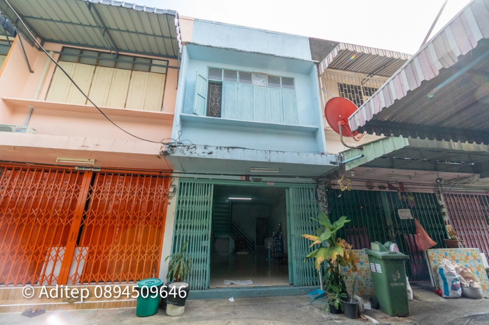 For SaleShophouseSathorn, Narathiwat : Commercial building for sale, St. Louis Soi 3, Sathorn, size 2 floors, 1 booth, 10 square meters, suitable for residential, commercial or storage space.