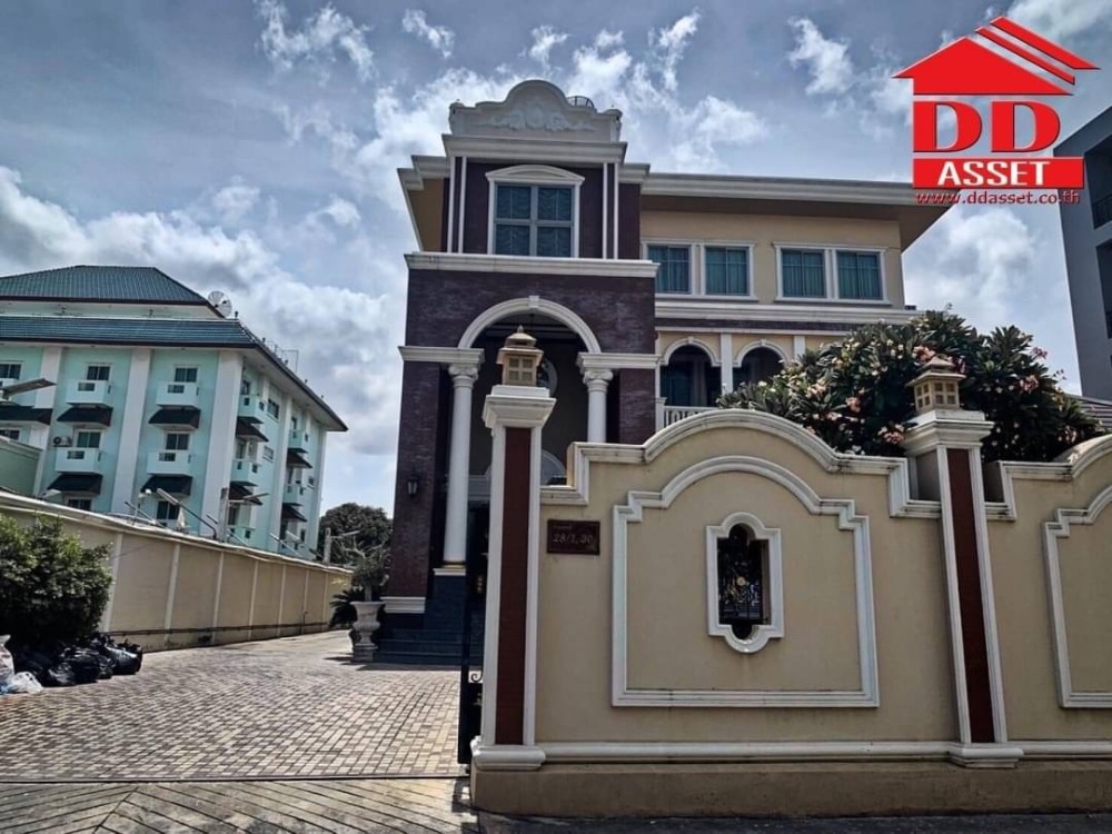 For SaleHouseRathburana, Suksawat : Selling a mansion, a 3-storey luxury house, Pracha Uthit 33, selling at a loss with all furniture Free building behind 1,300 sq.m. (building with elevator)