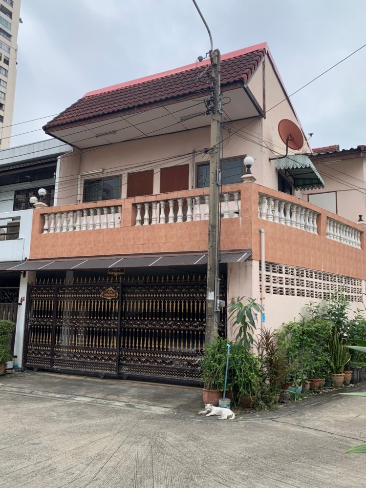 For SaleTownhouseRatchadapisek, Huaikwang, Suttisan : Townhouse and land for sale. In the village of Yu Charoen Soi suburban intersection 11 behind the corner behind Big C Ratchadaphisek