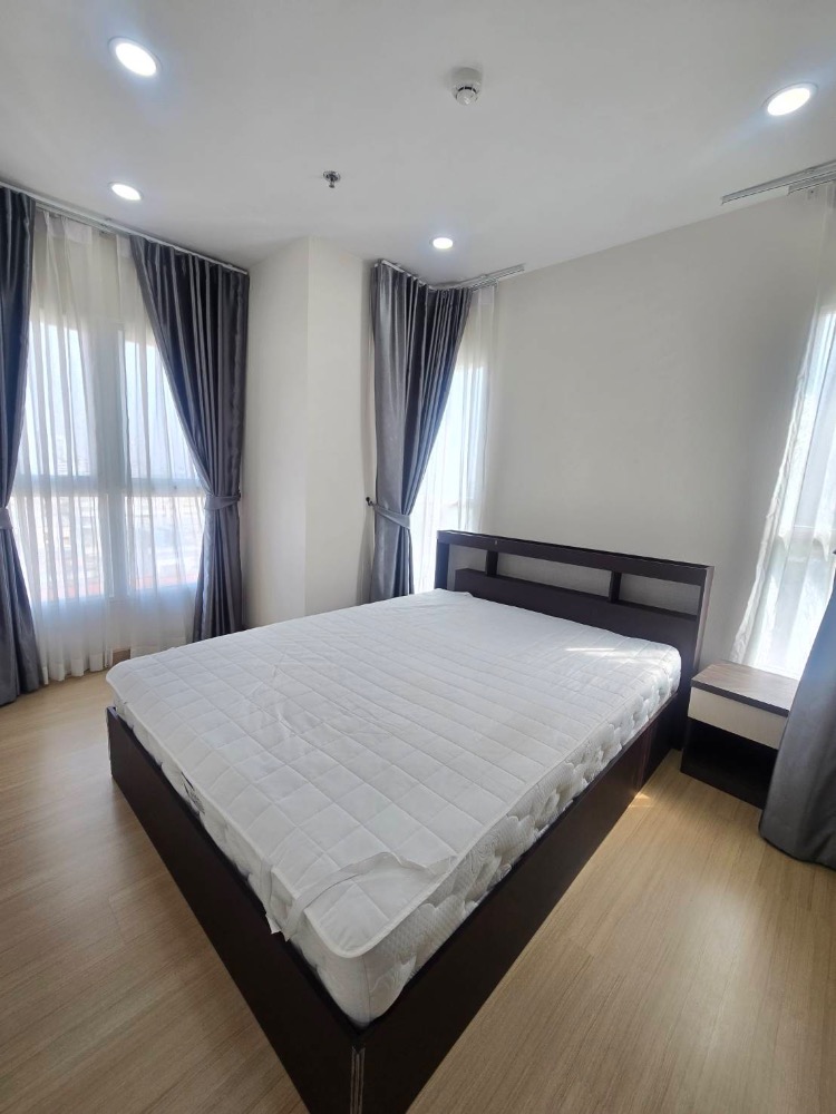 For RentCondoRamkhamhaeng, Hua Mak : Near Rajamangala Stadium, The Mall Ramkhamhaeng, Major Hollywood Ramkhamhaeng, near famous universities within walking distance, both ABAC and Ramkhamhaeng University.