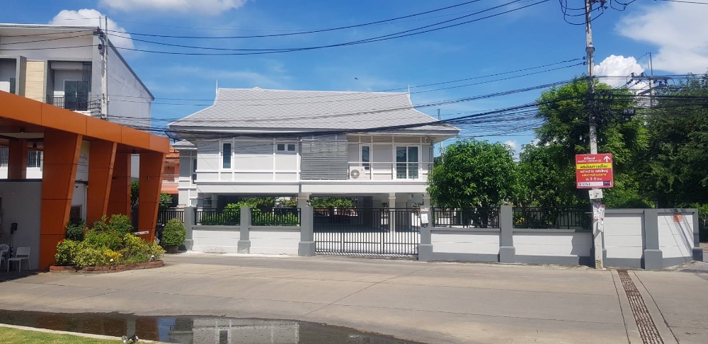 For SaleHouseVipawadee, Don Mueang, Lak Si : [ FOR SALE ] Gorgeous modern-Thai-style House in Donmuang! in superb condition. Easy to access. Closed to Donmuang Airport and situated right in front of Grand Ville Donmuang Village!