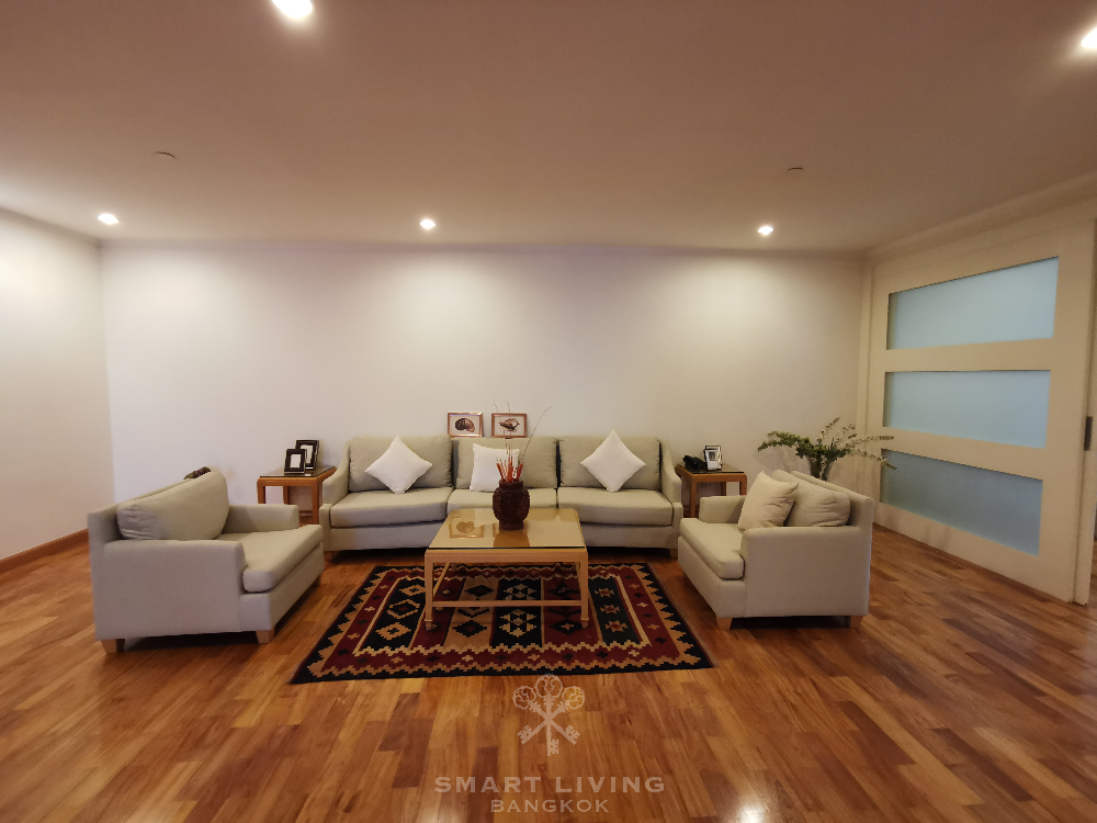 ให้เช่าคอนโดสุขุมวิท อโศก ทองหล่อ : Pet friendly 3 bed , close to BTS Phrom Phong, only @115K