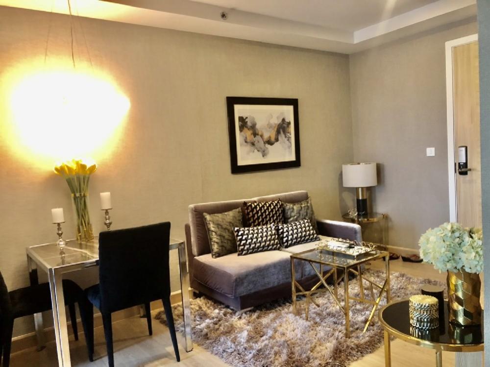 For RentCondoRattanathibet, Sanambinna : ++ Urgent rent ++ Knightsbridge tiwanon # Large room # Beautifully decorated # Never rented before Knightsbridge Tiwanon condo on the main road near the MRT Ministry of Public Health, only 40 meters away, 1 large bedroom, 1 bathroom, 1 separate kitchen. C