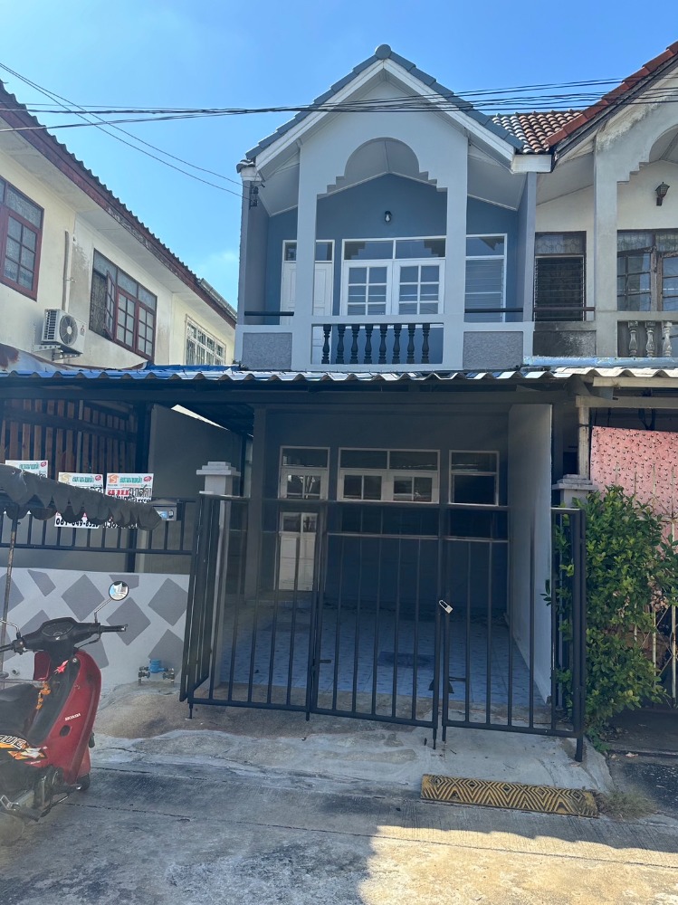 For SaleTownhouseNawamin, Ramindra : Selling below appraisal, 2 floors, behind the corner, 26 square wa, Soi Nawamin 135, Ranee Village, 3 houses with 2 bedrooms, 2 bathrooms