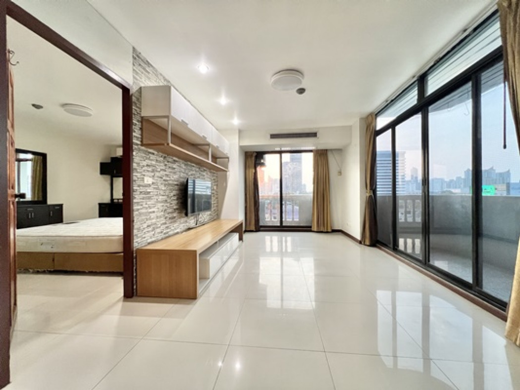 For SaleCondoSukhumvit, Asoke, Thonglor : Condo for sale JC Tower Thonglor 25, size 65 sq m., 7th floor, 12 m. high, corner room, swimming pool view, city view, near BTS Thonglor, next to Khlong Saen Saep Express Boat Pier, Camillian Hospital