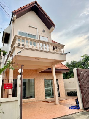 For RentHouseOnnut, Udomsuk : House for rent in Prakanong area, 2 floors 3 bedrooms, 2 bathrooms, beautifully decorated with furniture, 2-3 car parks, near BTS Bang Chak only 500 meters, rent 30,000 baht / month.