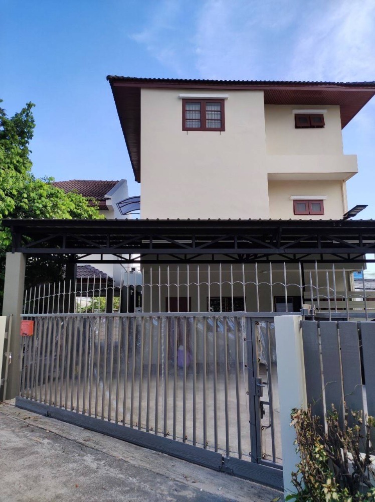 For RentHome OfficeKaset Nawamin,Ladplakao : Home Office for rent with big land next to the main road 8 separate rooms, Prasert Manukitch Rd. Near Lertlah School