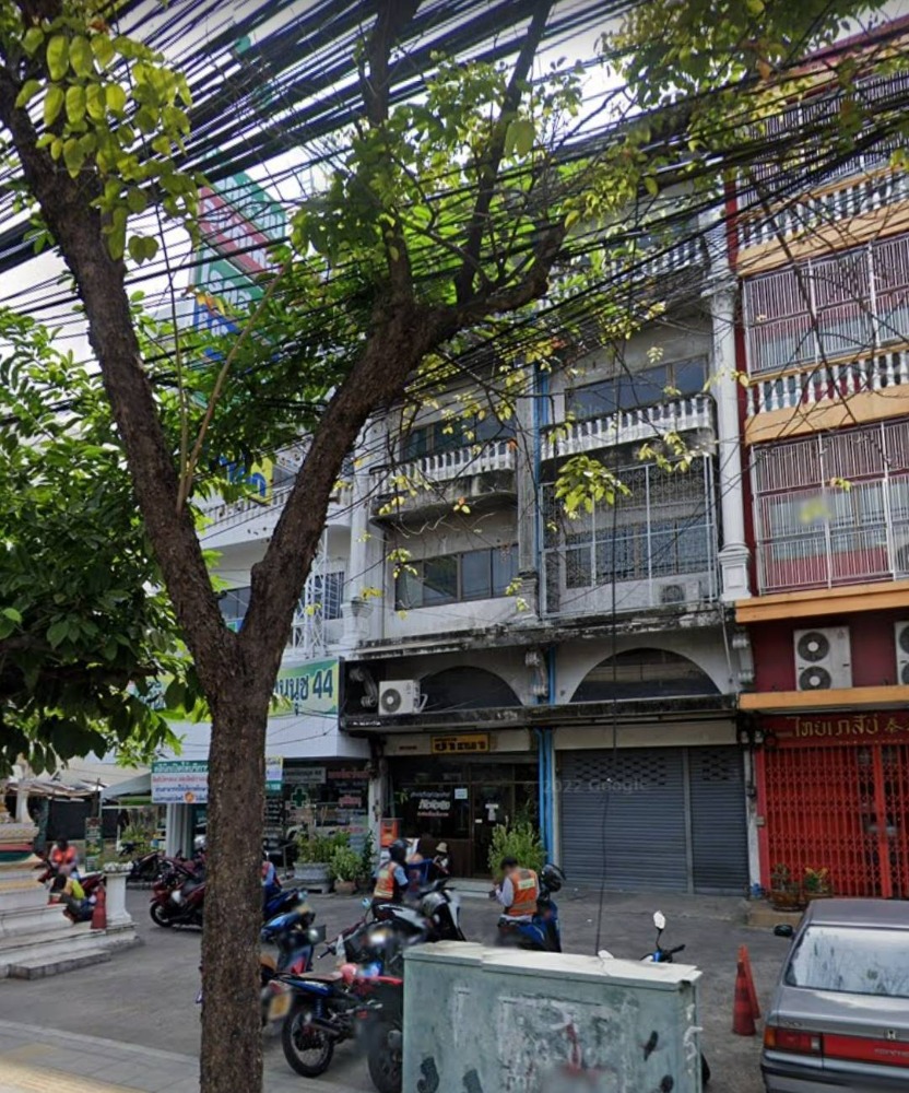 For SaleShophouseOnnut, Udomsuk : For sale: 4.5-storey commercial building on Sukhumvit Road 77, entrance to Soi On Nut 44, area 27.1 sq m, price 8.9 million baht*