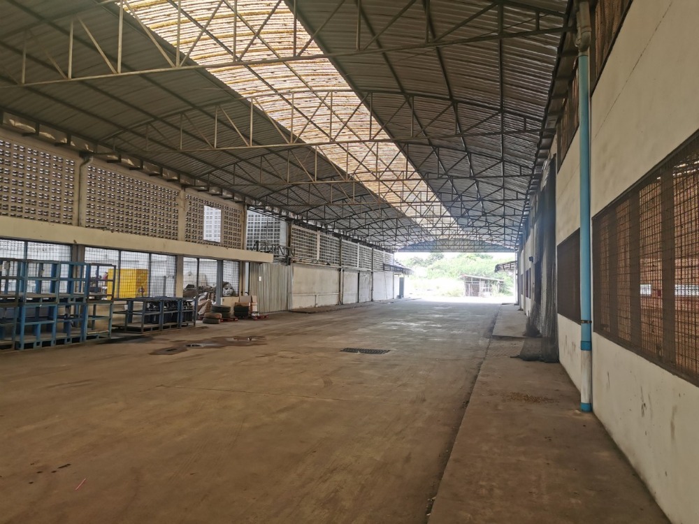 For SaleWarehouseRatchaburi : Selling a large warehouse with land 15 rai 3 ngan 63 square wah on Petchkasem Road. Near Nong Pho Intersection 1.3 km.