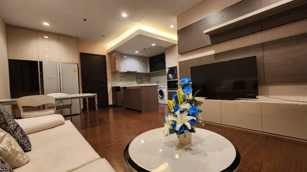 For RentCondoRatchadapisek, Huaikwang, Suttisan : Ivy Ampio | Two bedrooms for rent, large site, beautiful decoration, corner room The view behind is very quiet. The bedroom sees the view of Ratchada Road, beautiful, cool, already rich.