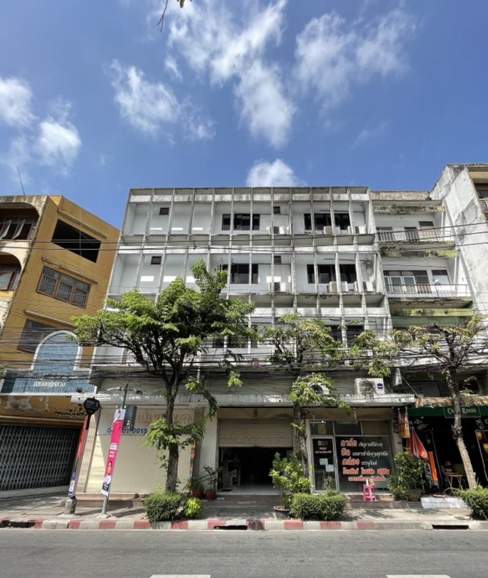 For SaleShop HousePinklao, Charansanitwong : Commercial building for sale, 3 booths, 4 and a half floors, next to Phran Nok Road, good location, can trade near the market and MRT Fai Chai