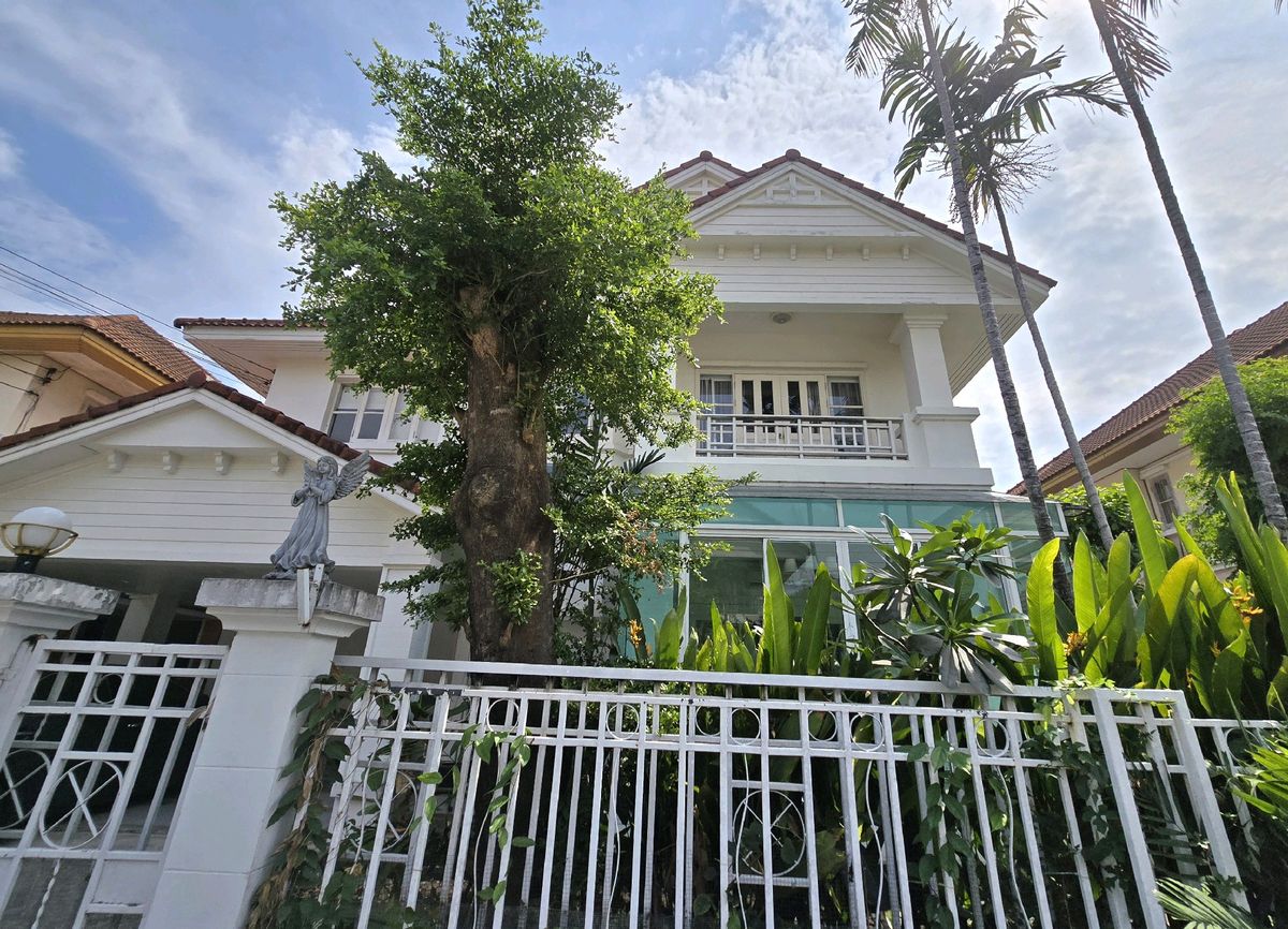 For RentHouseLadkrabang, Suwannaphum Airport : 2 storey detached house for rent 70 square wa. Krong Thong Pavilion Village, Chalerm Prakiat Rama 9 Rd. Near Seacon Square Rent 42,000/month