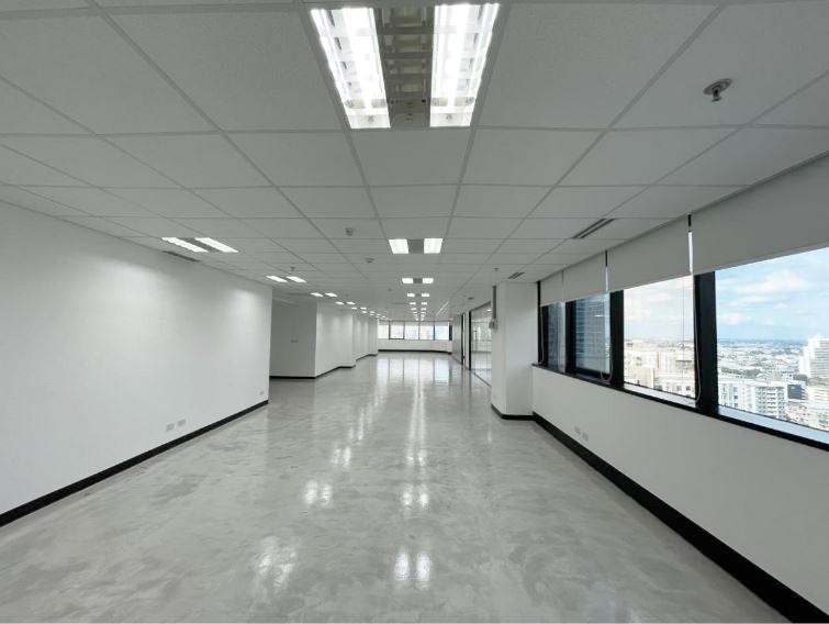 For RentOfficeRatchadapisek, Huaikwang, Suttisan : Office for rent, next to MRT Ratchadaphisek, only 10 meters away, very convenient to travel, partitioned rooms, rubber tile flooring