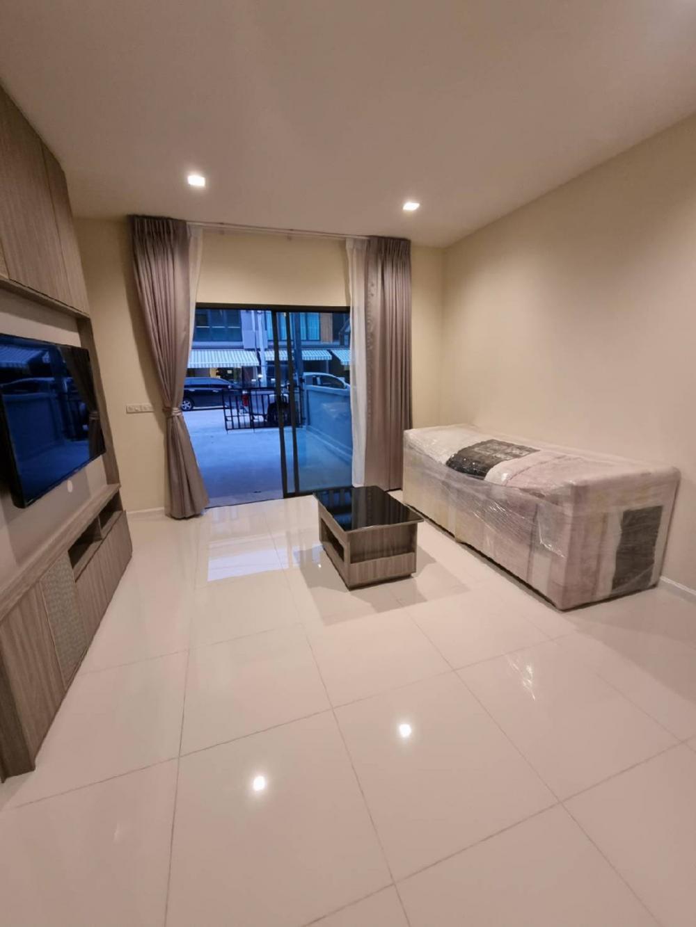 For RentTownhomePattanakan, Srinakarin : Eigen Pattanakarn|  Smart Townhome