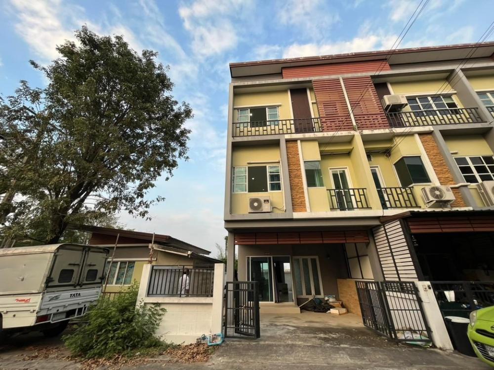 For RentTownhomeNonthaburi, Bang Yai, Bangbuathong : 3-storey townhome for rent, behind the corner, Bua Thong Thani Park Ville 5, Bang Bua Thong, pet friendly Suitable for home office or residence.