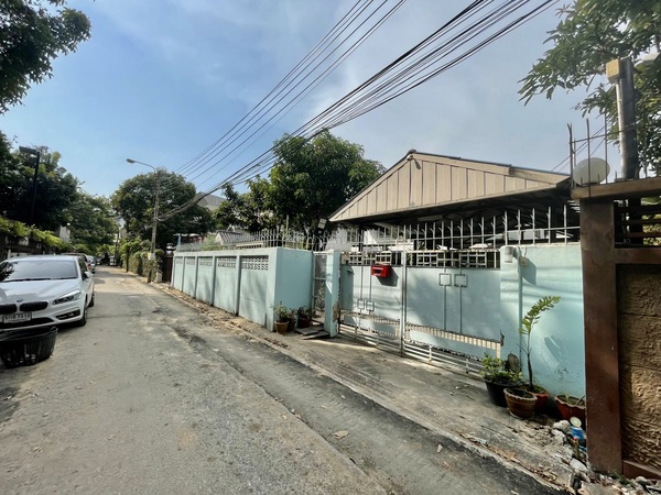 For SaleLandLadprao, Central Ladprao : Land for sale 98 sq.w. with 2-storey detached house and buildings on Ladprao Road Soi 12 (only 100 meters from the alley), opposite Big C Ladprao, near MRT Ladprao.