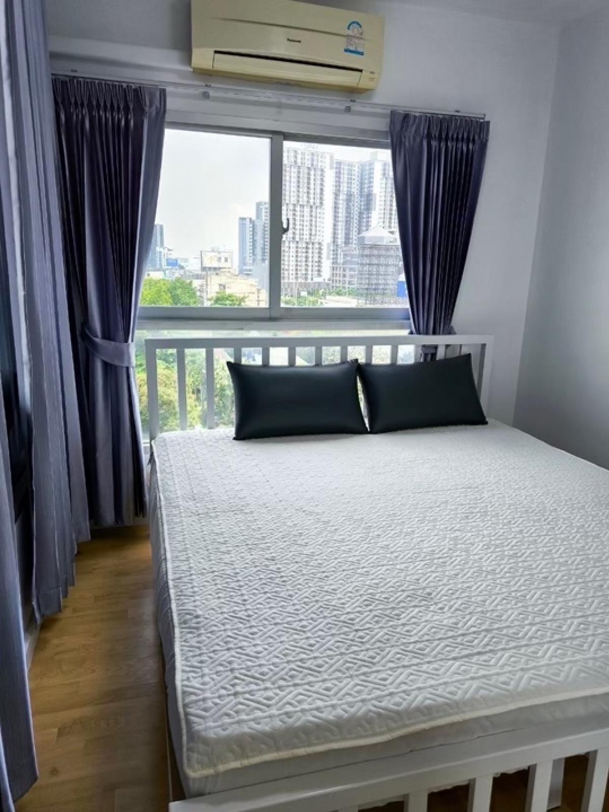 For RentCondoChaengwatana, Muangthong : Beautiful room for rent, size 354 sq m, price 7,500 baht, Parkland Condo Ngamwongwan, Krarai, 8th floor, balcony view facing The Mall.