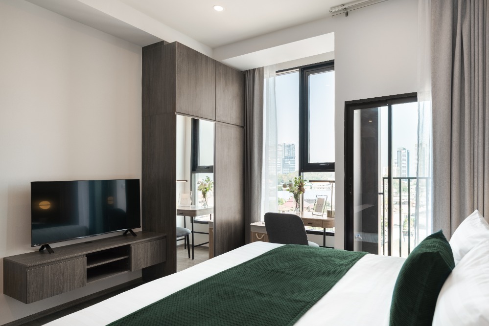 For RentCondoSriracha Laem Chabang Ban Bueng : Condo for rent at Hampton Sriracha Studio with Bathtub 28sqm. (Service residence by Hampton) ✅ Reserve a room now get Free Wi-Fi,  ✅Accept minimum 6 months contract