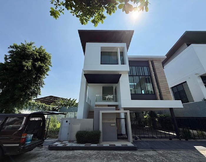 For RentHome OfficeYothinpattana,CDC : For Rent 3-storey detached house for rent, Nirvana Beyond Kaset Nawamin project / Nirvana Beyond Kaset Navamin / The largest plot in the project / Land 110 square wah / No furniture / 5 air conditioners / Parking for 6-10 cars / Home Office