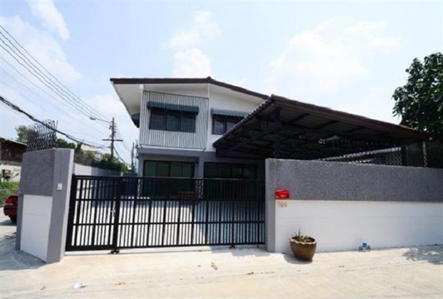 For RentHouseRatchadapisek, Huaikwang, Suttisan : For Rent, 2-storey detached house, Chokchai 4, Soi 76, Lat Phrao, 3 air conditioners throughout the house, parking for several cars, suitable for living or as an office, can register a company