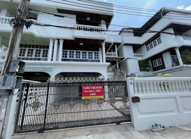 For RentHouseRatchadapisek, Huaikwang, Suttisan : For Rent Single house / Twin house, 4 floors, Soi Senanikom 1, Intersection 7, Phahon Yothin 32 / Newly renovated / Large house, land area 52 square wah / No furniture / Suitable for an office, can register a company