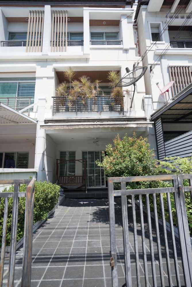 For RentTownhousePattanakan, Srinakarin : Fully furnished Townhome 185 sq.m