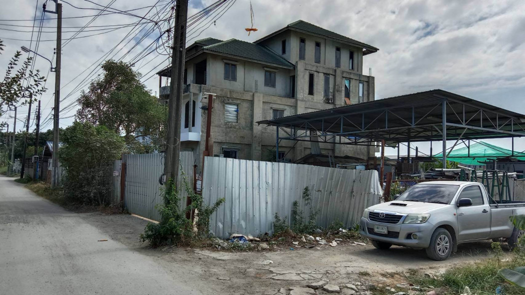 For RentTownhouseLadkrabang, Suwannaphum Airport : office building for rent develop a new cut (Chaloem Phrakiat Rama 9) Area 99 sq.w., 4 floors, building area 960 sq.m., long-term lease as is.