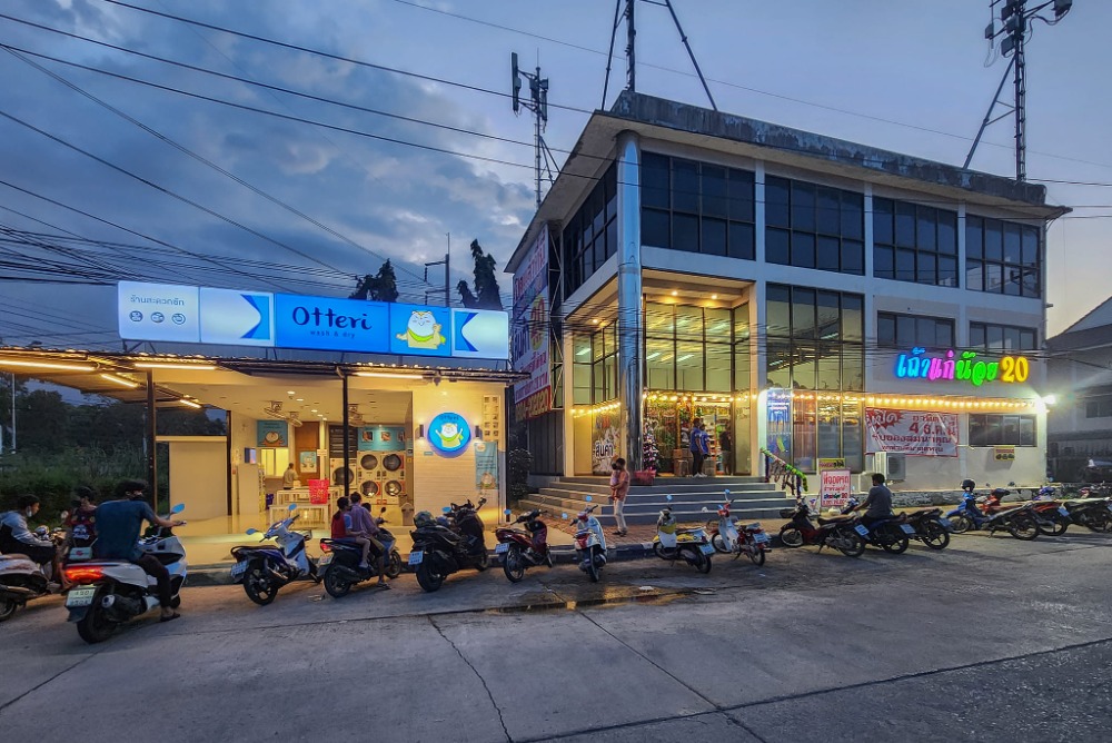 For SaleShophousePathum Thani,Rangsit, Thammasat : Land building for sale on the corner of the main road with tenants from three major companies. Long-term lease contract, 3 years - 9 years, receiving rent 7.8 hundred thousand / year, 3-storey building, 440 sq m., Land 169 sq m., Parking for 10 cars.